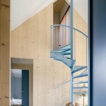 Příkrá spirála točitých schodů? Tak ty oběma obyvatelům neslouží. Vedou do podkroví, které je vyhrazeno hostům. To když přijedou na návštěvu vnoučata. Foto: Stijn Bollaert