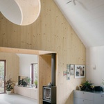 Teplo, které nezatíží rozpočet. Přízemí je vyhříváno kamny. Foto: Stijn Bollaert