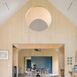 Dispoziční řešení je jednoduché až prosté. Ale to není na závadu. Komplikované věci už důchodcům nijak nepomáhají. Interiér tím aspoň víc odhaluje strukturu, teplo a materiálovou bohatost. Foto: Stijn Bollaert