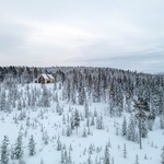 Dům na kopci svými výhledy korunuje pohádkové zimní království Finska. Foto: Marc Goodwin Dům na kopci svými výhledy korunuje pohádkové zimní království Finska. Foto: Marc Goodwin