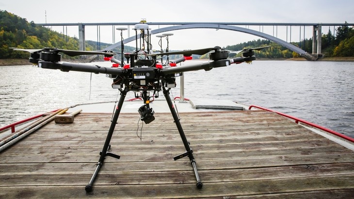 Drony se využívají k&nbsp;inspekci stavebních konstrukcí. Zdroj: Drony SIT