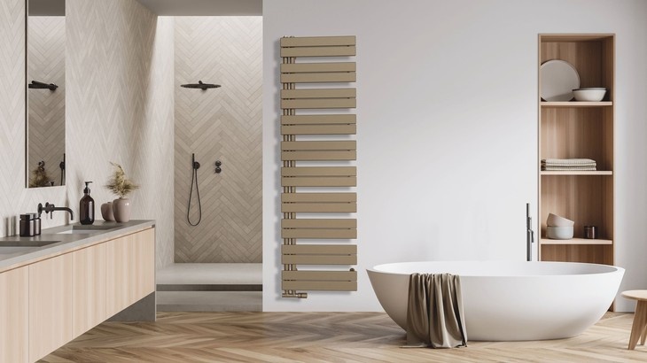 Nový koupelnový radiátor Zehnder Roda Duo zaujme svým klasickým nadčasovým designem: kulaté svislé sběrné trubky a&nbsp;vodorovné přesné ploché trubky v&nbsp;asymetrickém uspořádání umožňují pohodlné boční zasunutí a&nbsp;předehřátí ručníků a&nbsp;osušek.. Zdroj: Zehnder Group AG