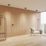 Jediné bezfalcové bezpečnostní dveře ve skryté zárubni vyráběné v ČR – NEXT SD104. Zdroj NEXT a.s.