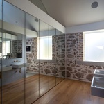 Efekt kamenných – žulových zdí posiluje autentickou linku domu. Objekt, který by svou novostí působil až příliš genericky, tím získává své osobité kouzlo. Foto: Shane Lynham