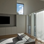 Okenní rámy jsou skryté, žaluzie a osvětlení jsou zapuštěné a v celém domě je použita jednoduchá paleta dřeva, žuly, cihel, mosazi a omítky, aby nerušila pocit klidu, o který se tahle domácnost snaží. Foto: Shane Lynham