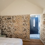 Architekti z DUA se rozhodli jít k jádru věci a proto odstranili všechny stávající přístavby. Zachovali tím alespoň to nosné, co z původního domu zbývalo. Byť to bylo vlastně jen pár žulových zdí. Foto: Shane Lynham