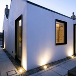 Nová moderní přístavba s kuchyní, obývacím pokojem a jídelnou se nacházela v zadní části pozemku. Ačkoli má obdélníkový tvar, respektuje výšku i šířku stávající domku. Foto: Shane Lynham