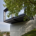 Prudký svah jako výzva: Vila Sidonius vznikla tam, kde by jiní nestavěli. Foto: Filip Šlapal Prudký svah jako výzva: Vila Sidonius vznikla tam, kde by jiní nestavěli. Foto: Filip Šlapal