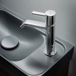 Kolekce MEDA nabízí umývátka a umyvadla v barvě grafit mat. Zaujmou zaoblenými vnitřními rohy a praktickými odkládacími plochami. V interiéru působí jako sjednocující prvek. Zdroj: LAUFEN CZ s.r.o