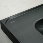 Kolekce MEDA nabízí umývátka a umyvadla v barvě grafit mat. Zaujmou zaoblenými vnitřními rohy a praktickými odkládacími plochami. V interiéru působí jako sjednocující prvek. Zdroj: LAUFEN CZ s.r.o