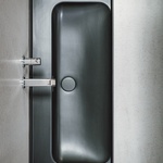 Kolekce MEDA nabízí umývátka a umyvadla v barvě grafit mat. Zaujmou zaoblenými vnitřními rohy a praktickými odkládacími plochami. V interiéru působí jako sjednocující prvek. Zdroj: LAUFEN CZ s.r.o