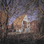 Střecha i galerie se tak slučují do jednoho prvku, který dává návrhu jeho vlastní identitu. Tato reinterpretace archetypu &bdquo;Caserío&ldquo; umožňuje propojení návrhu s kolektivní pamětí místa. Foto: Alberto Amores