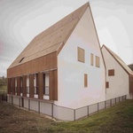 Návrh byl rovněž navržen s ohledem na kritéria, která zlepšují jeho udržitelnost, a to nejen na energetické úrovni (pro kterou byl splněn standard Passivhaus), ale také na environmentální úrovni (snížení uhlíkové stopy, udržení koloběhu vody, podpora biodiverzity). Foto: Alberto Amores