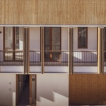 Po analýze archetypálních rysů tradičního baskicko-navarrského &bdquo;Caserío&ldquo; (statku) bylo rozhodnuto rozdělit požadovaný program do dvou částí se strmými střechami. Foto: Alberto Amores