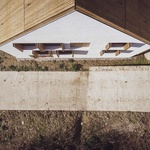 Volba materiálů je citlivá a ohleduplná k životnímu prostředí. Vnější plášť je vyroben pouze ze dvou materiálů. Pro povrchovou úpravu fasády je zvolena bílá malta s použitím systému SATE. Foto: Alberto Amores