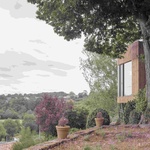 S kaplí za zády, s řekou pod sebou. Přístavba z Francie umí splynout s místem. Foto: Vladimir Jamet S kaplí za zády, s řekou pod sebou. Přístavba z Francie umí splynout s místem. Foto: Vladimir Jamet