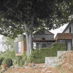 S kaplí za zády, s řekou pod sebou. Přístavba z Francie umí splynout s místem. Foto: Vladimir Jamet S kaplí za zády, s řekou pod sebou. Přístavba z Francie umí splynout s místem. Foto: Vladimir Jamet