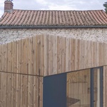 S kaplí za zády, s řekou pod sebou. Přístavba z Francie umí splynout s místem. Foto: Vladimir Jamet S kaplí za zády, s řekou pod sebou. Přístavba z Francie umí splynout s místem. Foto: Vladimir Jamet