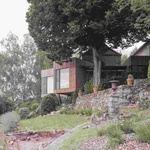 S kaplí za zády, s řekou pod sebou. Přístavba z Francie umí splynout s místem. Foto: Vladimir Jamet S kaplí za zády, s řekou pod sebou. Přístavba z Francie umí splynout s místem. Foto: Vladimir Jamet