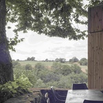 S kaplí za zády, s řekou pod sebou. Přístavba z Francie umí splynout s místem. Foto: Vladimir Jamet S kaplí za zády, s řekou pod sebou. Přístavba z Francie umí splynout s místem. Foto: Vladimir Jamet