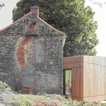 S kaplí za zády, s řekou pod sebou. Přístavba z Francie umí splynout s místem. Foto: Vladimir Jamet S kaplí za zády, s řekou pod sebou. Přístavba z Francie umí splynout s místem. Foto: Vladimir Jamet