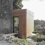 S kaplí za zády, s řekou pod sebou. Přístavba z Francie umí splynout s místem. Foto: Vladimir Jamet S kaplí za zády, s řekou pod sebou. Přístavba z Francie umí splynout s místem. Foto: Vladimir Jamet