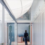 Vnitřní komunikace s křídlem nahoře. Foto: Alex Shoots Buildings