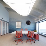 Kancelářská místnost přízemí. Foto: Alex Shoots Buildings