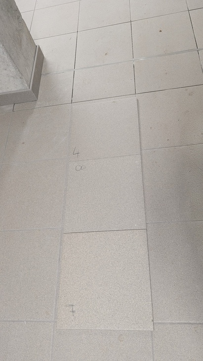 Když na stavbu dodají tři různé šarže dlažby, může to být pro obkladače docela rébus. Rozdíly v barevnosti jsou ve vzájemném porovnání nemalé. Výrobek stejný, vzhled se liší. Foto: redakce