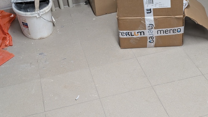 Položená dlažba, nahoře tmavší, dole světlejší. Rozdílná pokládka byla zvolena pod umístění technologie, kde barevný přechod nebude patrný. Foto: redakce