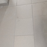 Když na stavbu dodají tři různé šarže dlažby, může to být pro obkladače docela rébus. Rozdíly v barevnosti jsou ve vzájemném porovnání nemalé. Výrobek stejný, vzhled se liší. Foto: redakce Když na stavbu dodají tři různé šarže dlažby, může to být pro obkladače docela rébus. Rozdíly v barevnosti jsou ve vzájemném porovnání nemalé. Výrobek stejný, vzhled se liší. Foto: redakce