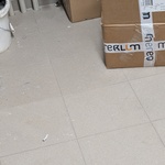 Položená dlažba, nahoře tmavší, dole světlejší. Rozdílná pokládka byla zvolena pod umístění technologie, kde barevný přechod nebude patrný. Foto: redakce Položená dlažba, nahoře tmavší, dole světlejší. Rozdílná pokládka byla zvolena pod umístění technologie, kde barevný přechod nebude patrný. Foto: redakce