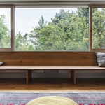 Lavice pod oknem 2.NP. Foto: Petr Polák Lavice pod oknem 2.NP. Foto: Petr Polák