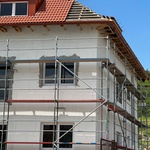 Metodická podpora pro obce a dostupné bydlení. Inspiraci je možné hledat i v zahraničí, kde obce více profitují z výrobních závodů. Zdroj: Šance pro budovy