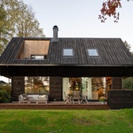 Nový dům má dvě podlaží stojící na zděných základech starého domu s novou přístavbou na severovýchodě. Foto: Finn Ståle Felberg