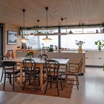 Členitost a rozmanitost tvarů střechy, různých sklonů a též střešní okna poskytují bohaté vnitřní prostory, dostatek denního světla a krásné výhledy do okolí. Foto: Finn Ståle Felberg