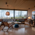 Robustní dřevěné interiéry vytvářejí příjemné vnitřní klima s masivními, hmatatelnými povrchy. Dům dýchá a voní dřevem. Foto: Finn Ståle Felberg