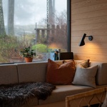 Architektonická řešení se zaměřují na využití dřeva, efektivitu prostoru, funkčnost, estetiku a reakci na místo, aby byl zajištěn dům, který ztělesňuje nadčasové a specifické vlastnosti dané lokality. Foto: Finn Ståle Felberg