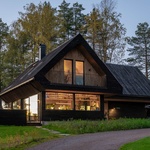 Stávající základové zdi byly sníženy, aby se zlepšila přístupnost a celkově dobrý průchod mezi vnitřním obytným prostorem domu a venkovními prostory. Foto: Finn Ståle Felberg