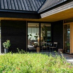 Dům je navržen s velkou sedlovou střechou, která přispívá k jeho charakteristickému architektonickému výrazu. Foto: Finn Ståle Felberg