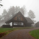 Druhé patro je zapuštěno do střešního objemu, čímž se snižuje vnímaná výška budovy v reakci jak na měřítko ostatních místních budov, tak na místní stavební předpisy. Foto: Finn Ståle Felberg