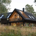 Rezidence, zasazená mezi vysoké borovice a les, nepůsobí jako nově do prostředí vnikající element, ale jako promyšlený prvek již existující v krajině. Foto: Finn Ståle Felberg