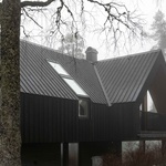 Architektura se spíše než o nějakou prostorovou dominanci snaží terénu přizpůsobit, respektuje základové zdi předchozího obydlí a zachovává velkou část vegetace a skalních výchozů lokality. Foto: Finn Ståle Felberg