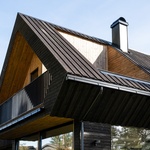 Druhé patro je zapuštěno do střešního objemu, čímž se minimalizuje výška a zlepšuje vizuální integrace. Foto: Finn Ståle Felberg