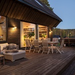 Hranice mezi exteriérem a interiérem se tu výrazně zjemňují. Dělení mezi interiérem a exteriérem se rozpouští prosklenými otvory, dřevěnými podlahami přecházejícími v terasy. Foto: Finn Ståle Felberg