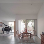 Světlo, soukromí a zahrada: Atelier Ose mění skromný dům v otevřený domov. Foto: Vladimir Jamet Světlo, soukromí a zahrada: Atelier Ose mění skromný dům v otevřený domov. Foto: Vladimir Jamet