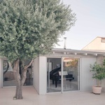 Světlo, soukromí a zahrada: Atelier Ose mění skromný dům v otevřený domov. Foto: Vladimir Jamet Světlo, soukromí a zahrada: Atelier Ose mění skromný dům v otevřený domov. Foto: Vladimir Jamet