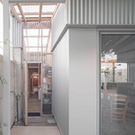 Světlo, soukromí a zahrada: Atelier Ose mění skromný dům v otevřený domov. Foto: Vladimir Jamet Světlo, soukromí a zahrada: Atelier Ose mění skromný dům v otevřený domov. Foto: Vladimir Jamet