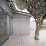 Světlo, soukromí a zahrada: Atelier Ose mění skromný dům v otevřený domov. Foto: Vladimir Jamet Světlo, soukromí a zahrada: Atelier Ose mění skromný dům v otevřený domov. Foto: Vladimir Jamet