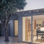 Světlo, soukromí a zahrada: Atelier Ose mění skromný dům v otevřený domov. Foto: Vladimir Jamet Světlo, soukromí a zahrada: Atelier Ose mění skromný dům v otevřený domov. Foto: Vladimir Jamet